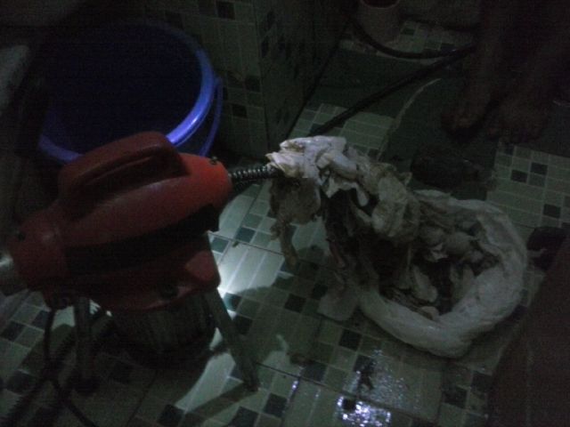 Penumpukan sampah di dalam pipa WC mampet dapat di tarik petugas renorooter