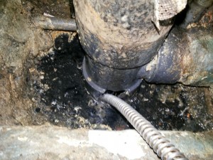 Pelancaran pipa mampet dengan spiral drain cleaner kelapa gading